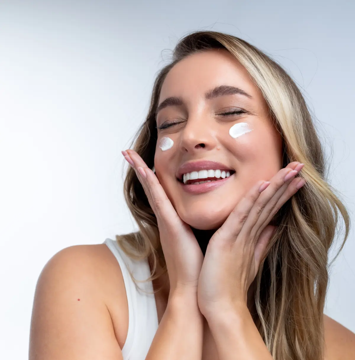 Pure Skin озаряващ дневен крем с ниацинамид и хиалуронова киселина SPF50+, 50 мл - Image 3